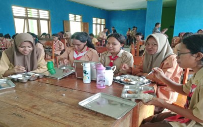 Senyum di Balik Kotak Makan: Cerita Siswa SMA Negeri 3 Komodo Menikmati MBG Perdana